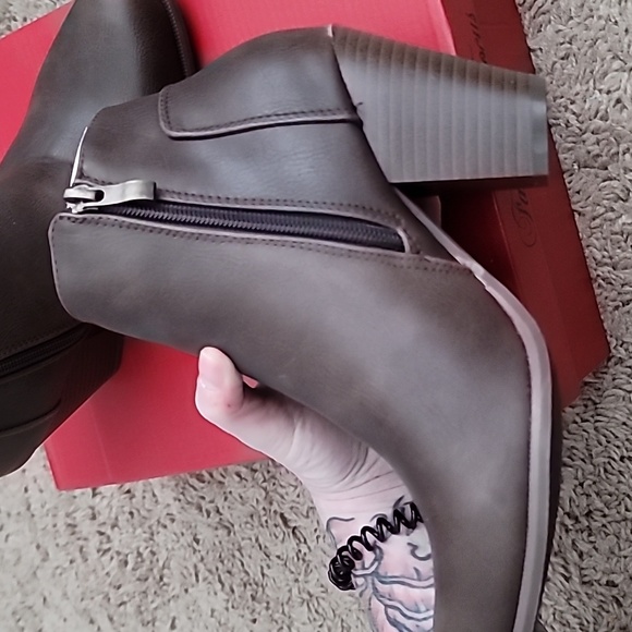 Brown Fashion Focus Booties NWT - Size 8 - Picture 4 of 8